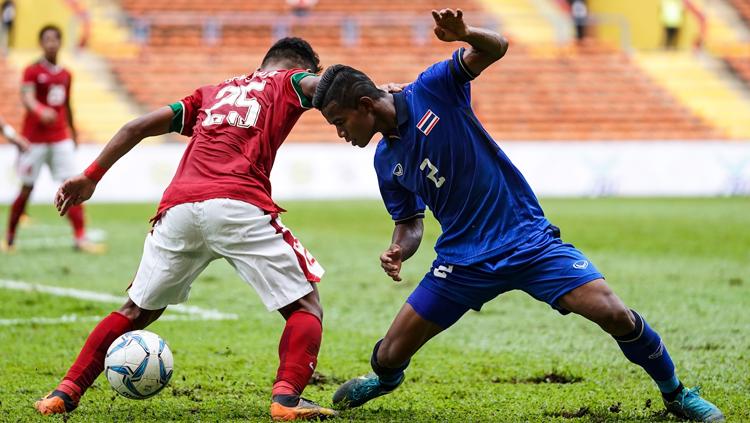 Osvaldo Haay (Timnas Indonesia) menggocek bola dari pemain Thailand. Copyright: kualalumpur2017.com