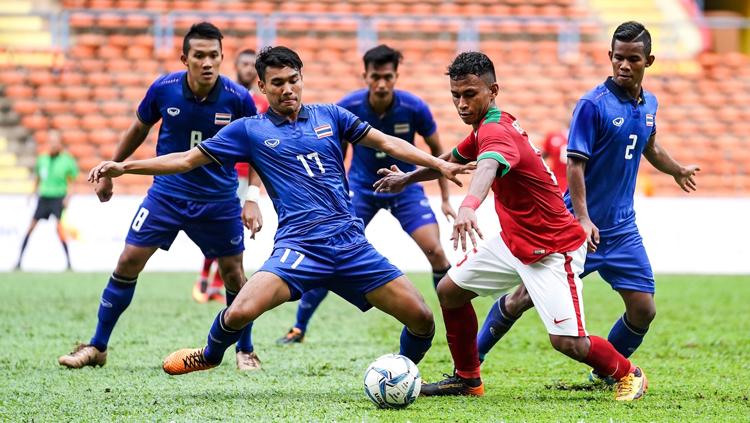 Osvaldo Haay (Timnas Indonesia) berusaha pertahankan bola dari serangan empat pemain Thailand.