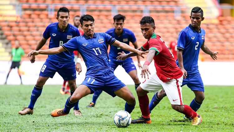 Osvaldo Haay (Timnas Indonesia) berusaha pertahankan bola dari serangan empat pemain Thailand. Copyright: kualalumpur2017.com