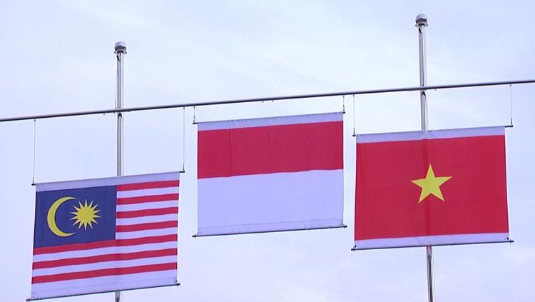 Bendera Indonesia tampak diatas kedua negara lainnya setelah cabor panahan menang medali emas. Copyright: Twitter@BadmintonTalk