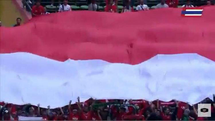 Bendera Merah Putih raksasa di laga Timnas Indonesia vs Thailand. Copyright: Twitter/Bonek Malaysia