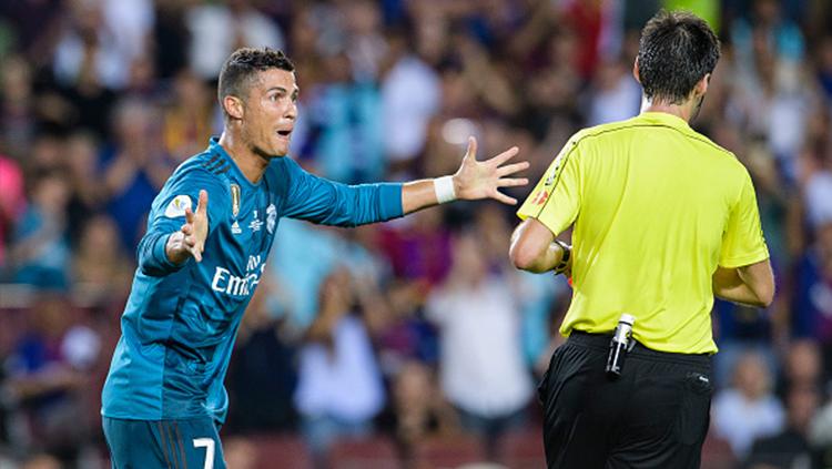 Cristiano Ronaldo melancarkan protes kepada wasit Ricardo de Burges. Copyright: Getty Images