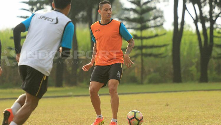 Juan Pablo Pino di sesi latihan bersama Arema FC. Copyright: Ian Setiawan/INDOSPORT