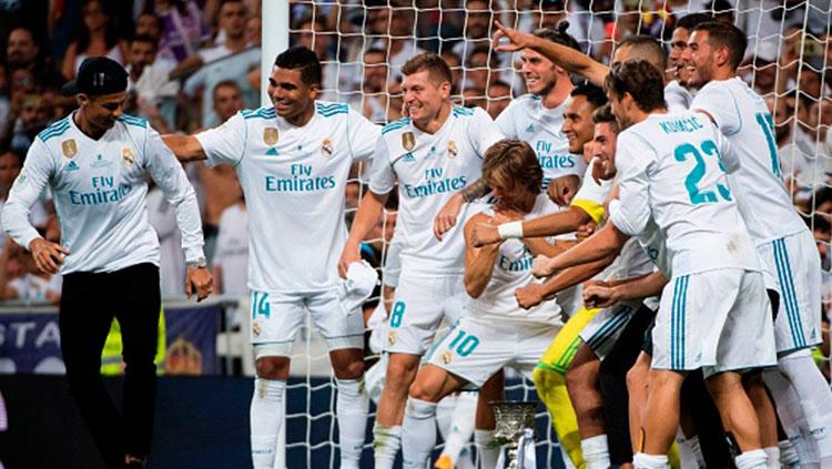 Pemain Real Madrid mengajak Cristiano Ronaldo untuk berfoto bersama di depan gawang.