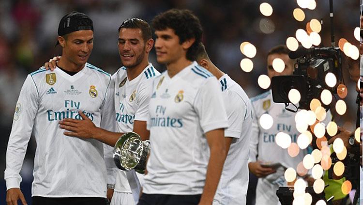 Meski dilarang bermain, Cristiano Ronaldo ikut merayakan gelar juara Piala Super Spanyol 2017.