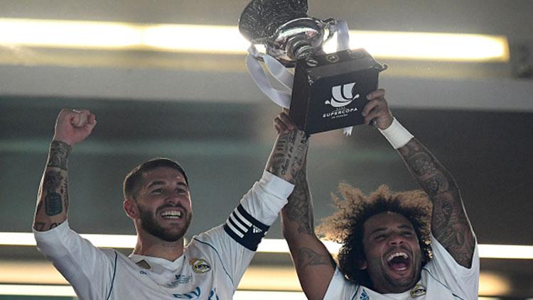 Sergio Ramos dan Marcelo menganggkat trofi juara Piala Super Spanyol 2017.