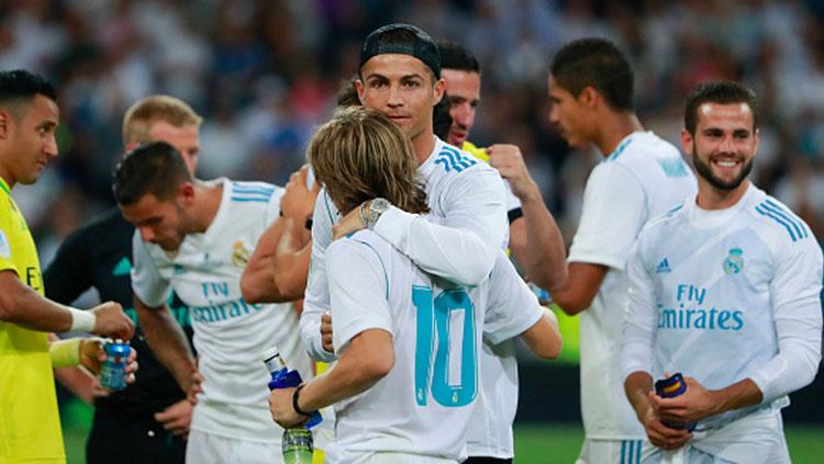 Cristiano Ronaldo memberi pelukan kepada Luka Modric selepas pertandingan selesai.