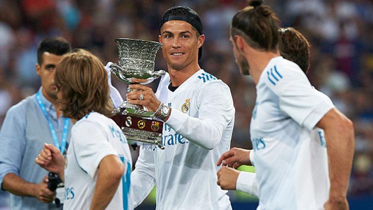 Cristiano Ronaldo ikut mengangkat trofi juara Piala Super Spanyol 2017.