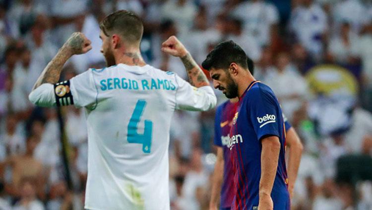 Sergio Ramos melakukan selebrasi di depan Luis Suarez. Copyright: INDOSPORT