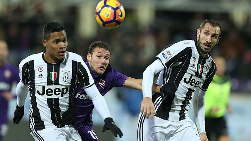 Alex Sandro (kiri) dan Giorgio Chiellini (kanan), dua pemain bintang Juventus. Copyright: INDOSPORT
