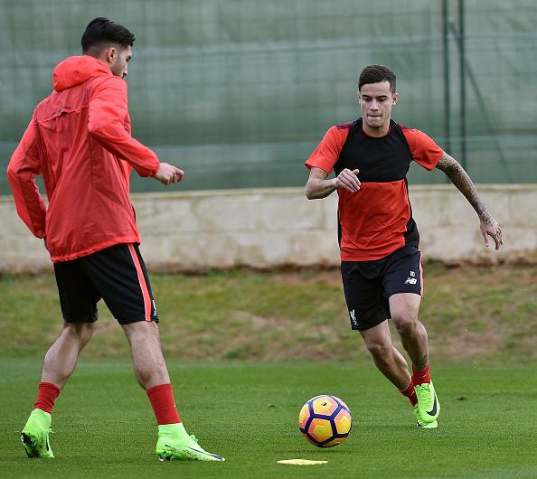 Emre Can dan Philippe Coutinho, dua pemain bintang Liverpool saat sedang latihan. Copyright: INDOSPORT