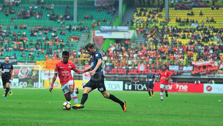 Pemain PSM Makassar berduel dengan pemain Persija Jakarta. Copyright: Muhammad Nur Basri/INDOSPORT