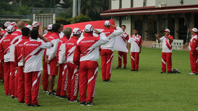 Timnas Indonesia U-22 saat melakukan upacara kemerdekaan Indonesia di Kuala Lumpur, Malaysia. Copyright: Twitter@pssi__fai