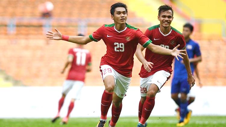 Selebrasi penyerang Septian David Maulana dan Rezaldi Hehanusa seusai menyamakan skor 1-1 saat timnas U-22 Indonesia bersua Thailand pada laga perdana kedua tim pada Grup B SEA Games 2017 di Stadion Shah Alam. Copyright: Istimewa