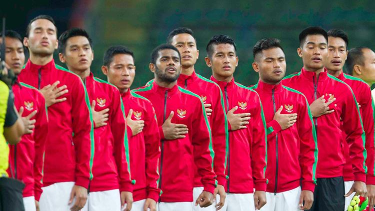 Penggawa Timnas Indonesia dengan khidmat menyanyikan lagu Indonesia Raya sebelum kick off. Copyright: Dokumentasi PSSI