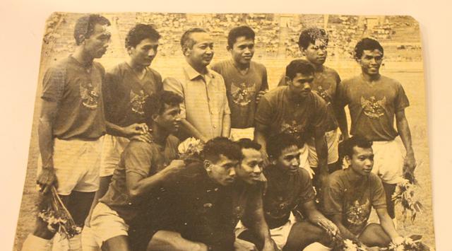 Skuat Timnas Indonesia di Turnamen Kemerdekaan 1968, bersama Presiden Soeharto. Copyright: Bola.com