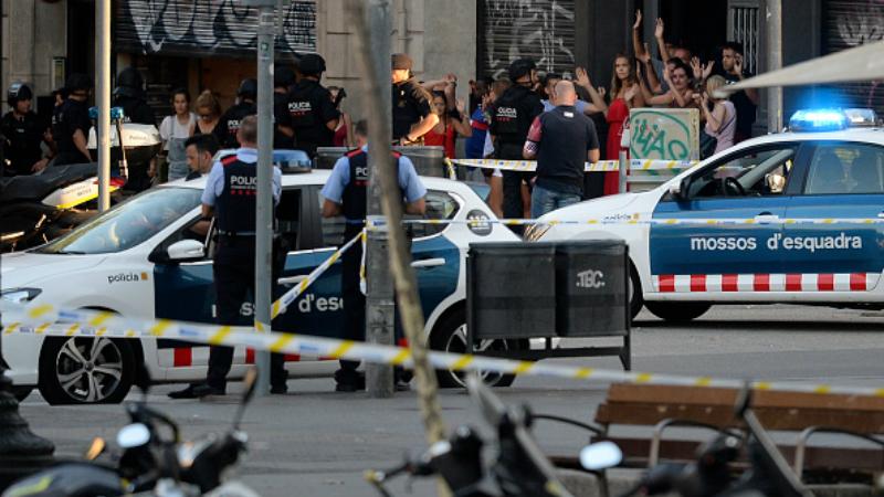 Kepolisian Barcelona tengah mengevakuasi lokasi kejadian. Copyright: INDOSPORT