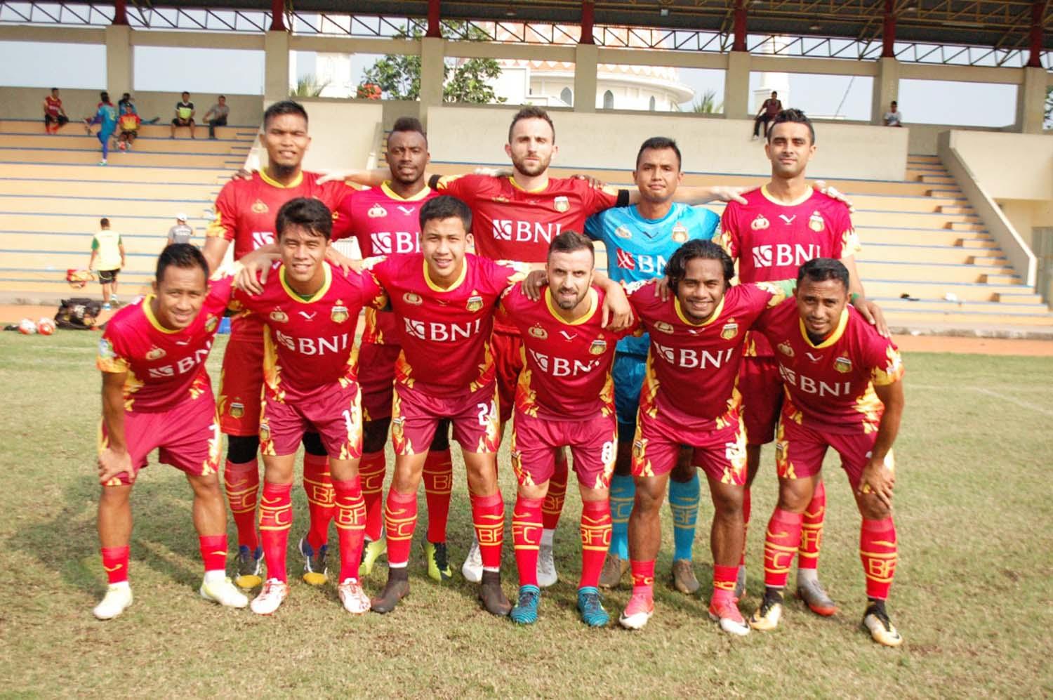 Ilija Spasojevic (tengah atas), bersama skuat Bhayangkara FC U-19. Copyright: INDOSPORT/Muhammad Adiyaksa