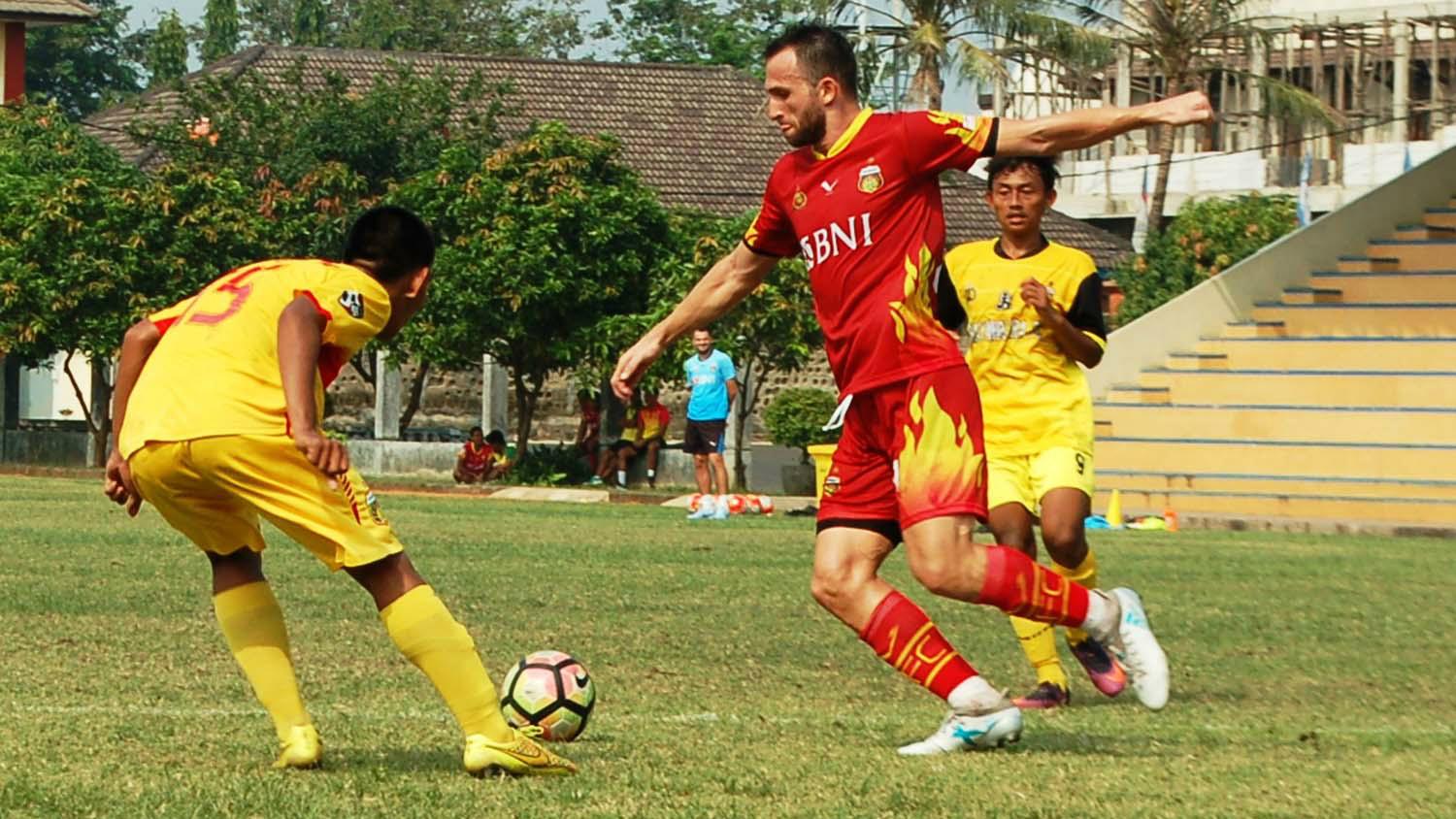 Aksi Ilija Spasojevic (merah) kala membela Bhayangkara U-19. Copyright: INDOSPORT/Muhammad Adiyaksa