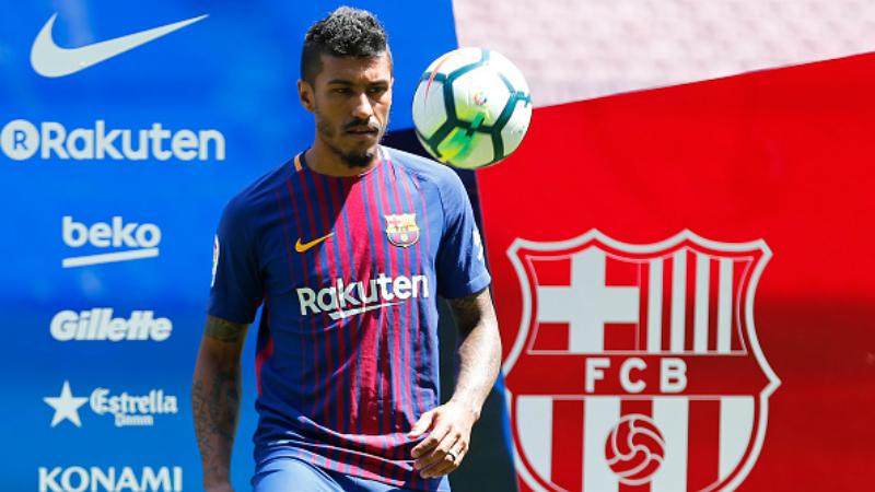 Paulinho saat diperkenalkan di depan publik Camp Nou. Copyright: INDOSPORT