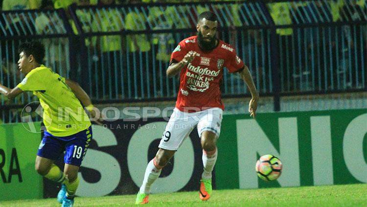 Aksi Sylvabo Comvalius saat melawan Persegres Gresik United. Copyright: Indosport/Ian Setiawan