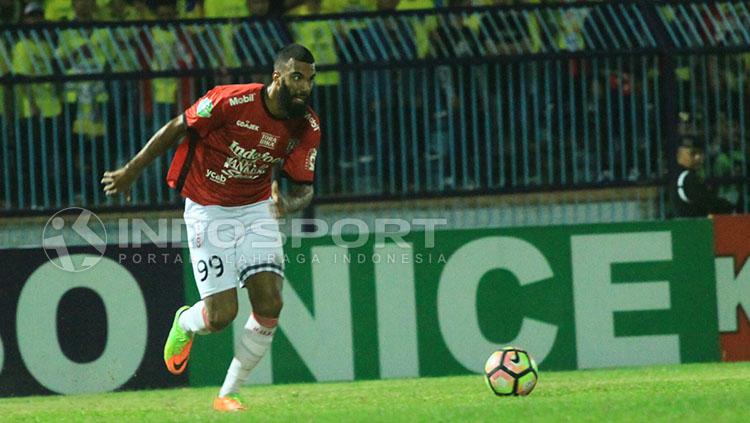 Sylvano Comvalius bersaing memperebutkan posisi top skor Liga 1. Copyright: Indosport/Ian Setiawan