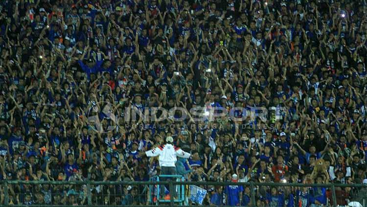 Aksi Aremania saat memberi dukungan kepara Arema FC. Copyright: Indosport/Ian Setiawan