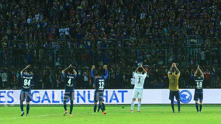 Skuat Arema FC berharap dukungan Aremania dalam setiap laga kandang. Copyright: Indosport/Ian Setiawan