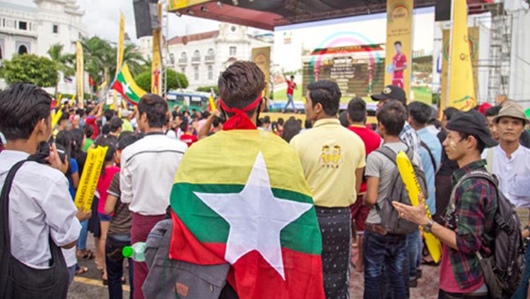 Penggemar sepakbola Myanmar saat menyaksikan siaran langsung laga SEA Games 2017. Copyright: mmtimes.com