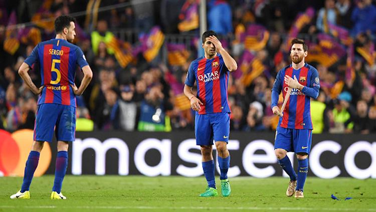Sergio Busquets, Luis Suarez, dan Lionel Messi saat tertunduk lesu. Copyright: INDOSPORT