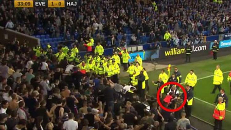 Ball boy Everton terjepit dalam kerusuhan suporter. Copyright: dailymail.co.uk