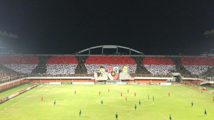 Koreografi bendera Merah Putih dan poster Soekarno dan Mohammad Hatta. Copyright: Twitter@Liga2Indonesia