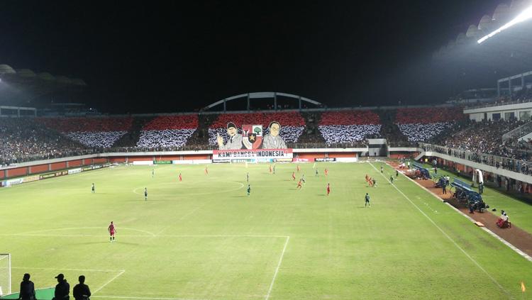 Koreografi bendera Merah Putih dan poster Soekarno dan Mohammad Hatta. Copyright: Twitter@Liga2Indonesia