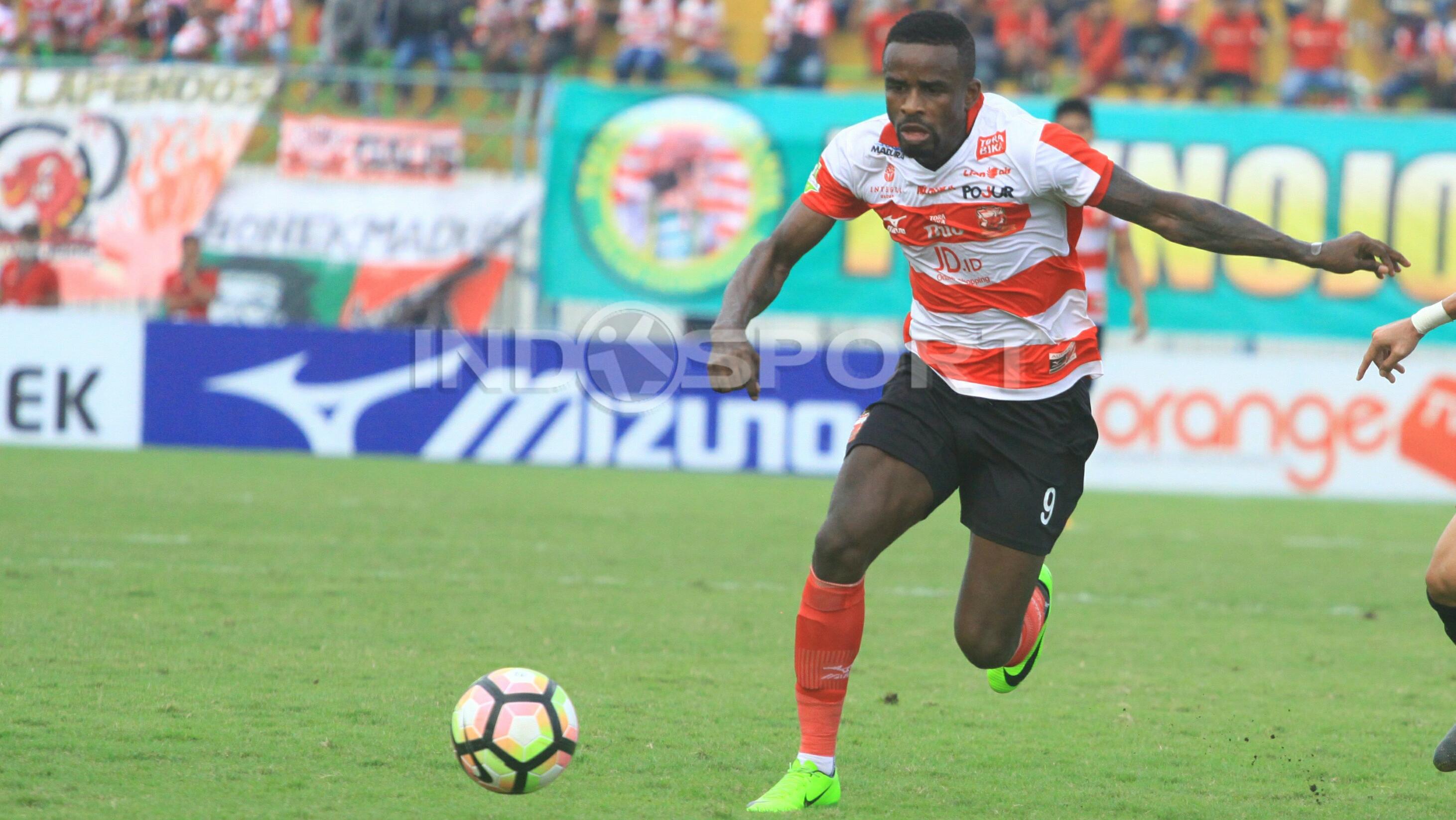 Greg Nwokolo, penyerang Madura United. Copyright: INDOSPORT/Ian Setiawan