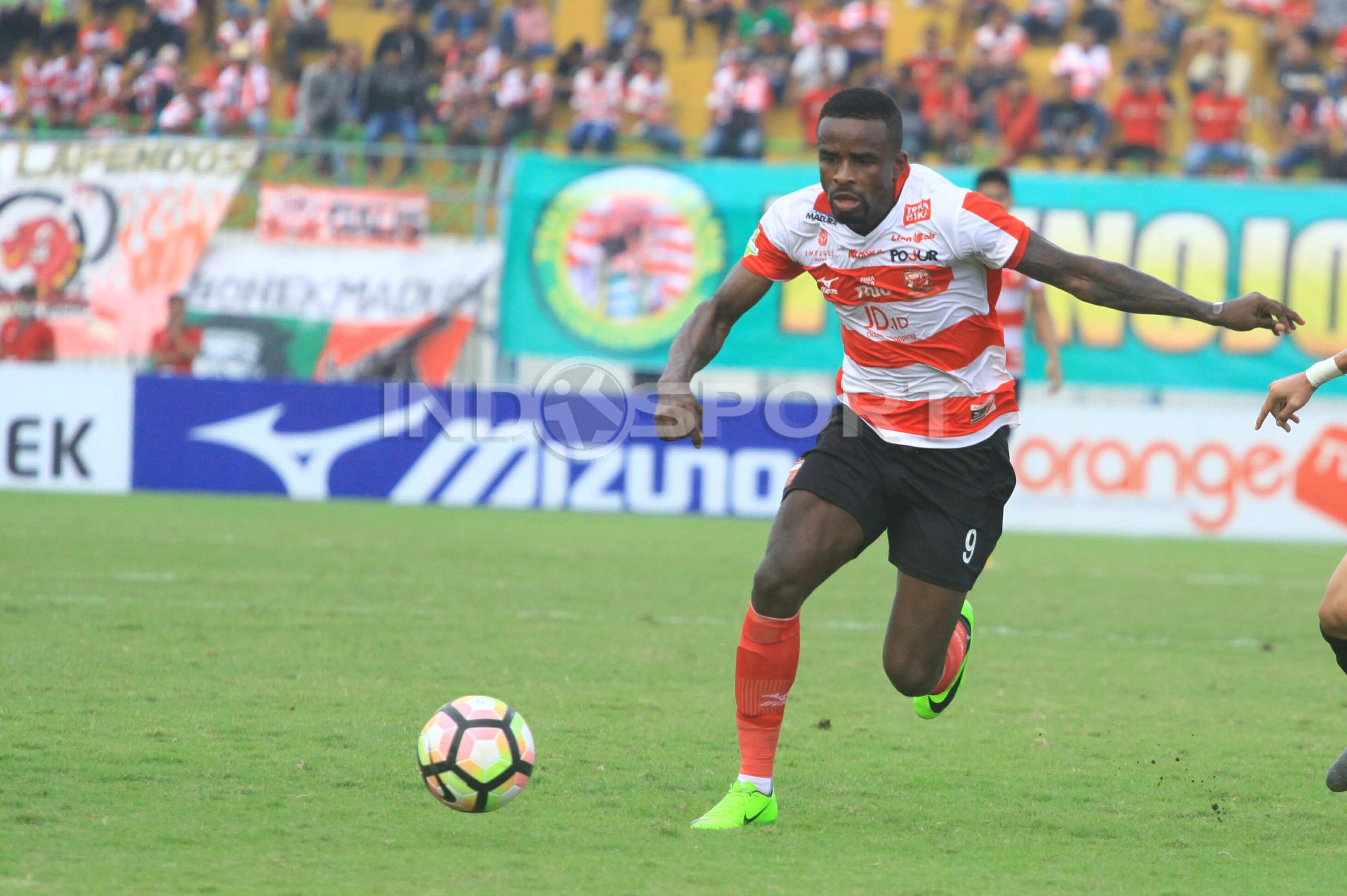 Greg Nwokolo, penyerang Madura United. Copyright: INDOSPORT/Ian Setiawan