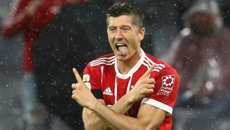 Robert Lewandowski merayakan gol penaltinya ke gawang Bayer Leverkusen. - INDOSPORT