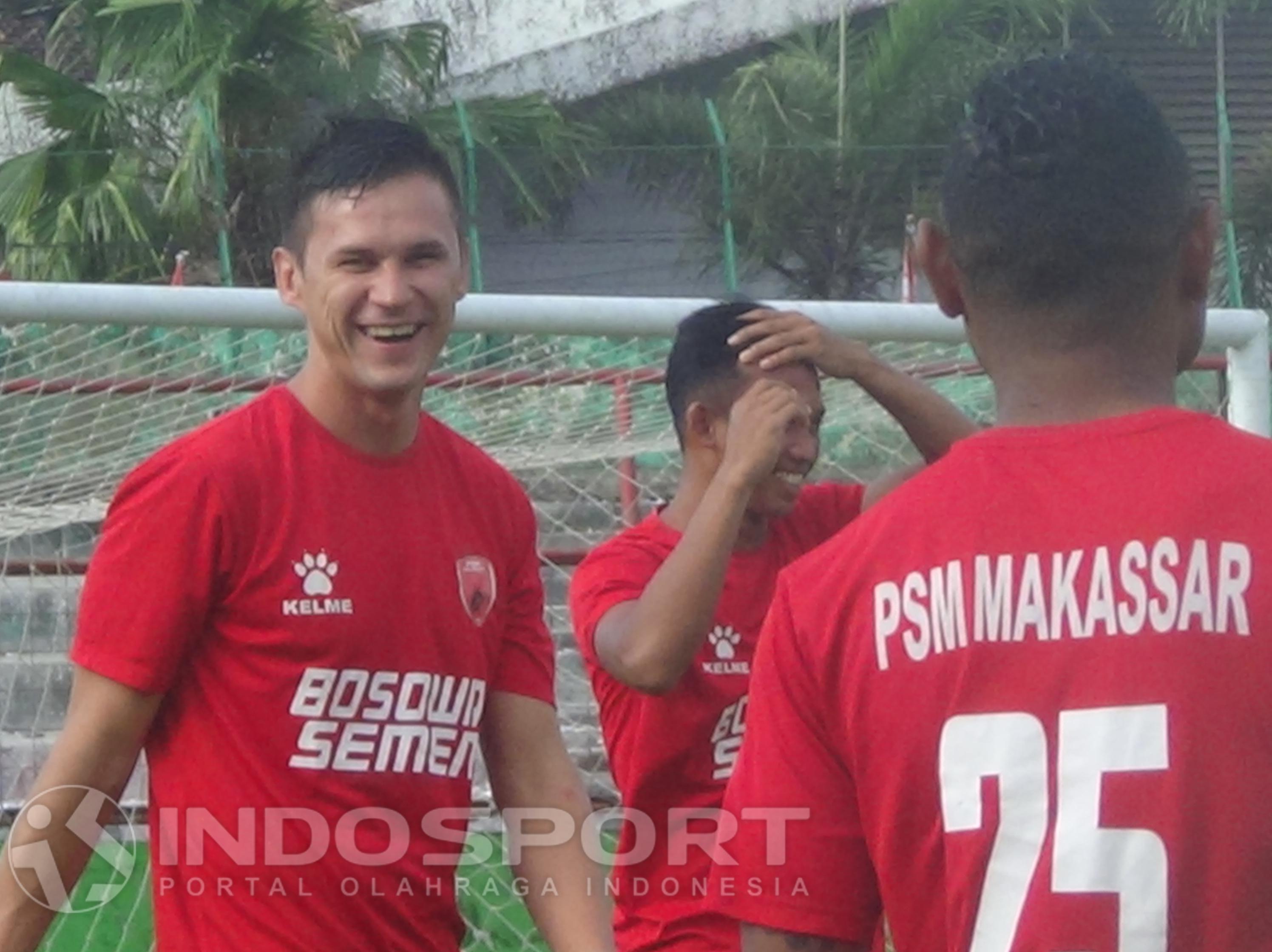 Pavel Purishkin (kiri) saat menjalani sesi latihan bersama skuat PSM Makassar. Copyright: INDOSPORT/Basri