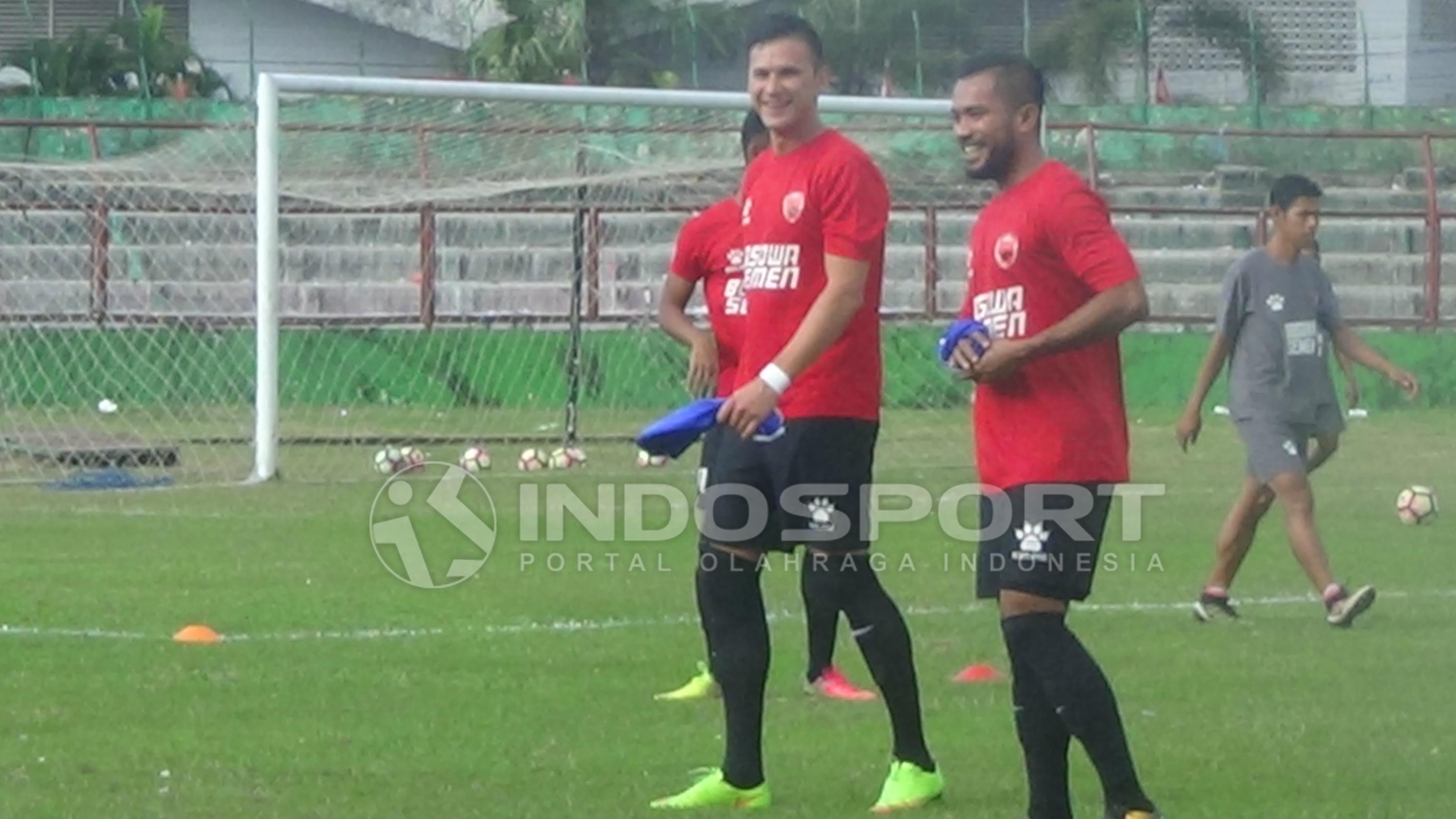 Pavel Purishkin (kiri) bersama Zulham Zamrun.