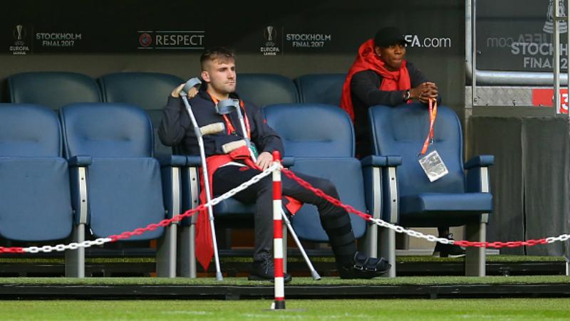 Luke Shaw dan Ashley Young saat masih mengalami cedera. Copyright: INDOSPORT