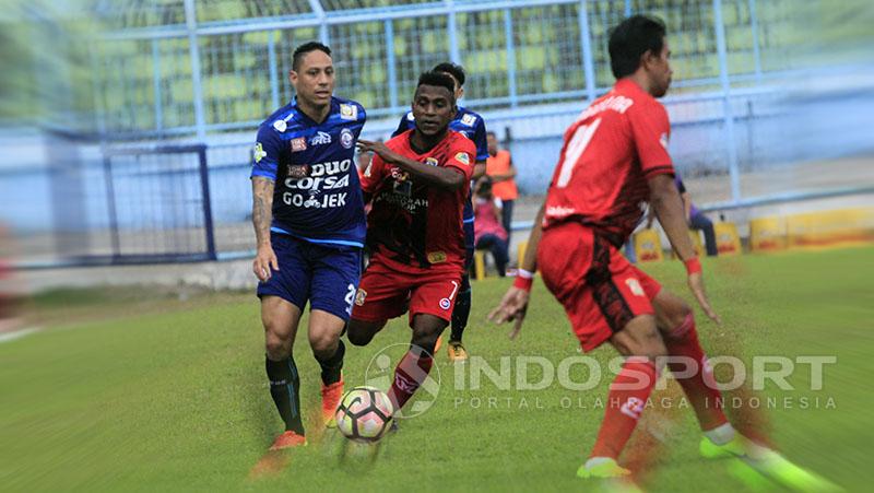 Juan Pablo Pino menjadi nyawa di lini tengah Arema. Copyright: Ian Setiawan/Indosport.com