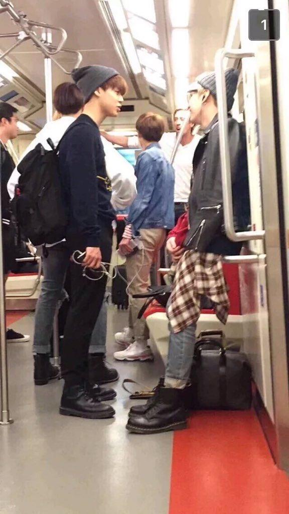Peter Crouch terlihat sedang berada di kereta bersama personel BTS. Copyright: soompi.com