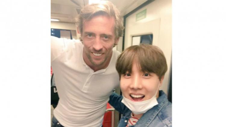 Peter Crouch swafoto bersama J-Hope BTS. Copyright: tempo.co