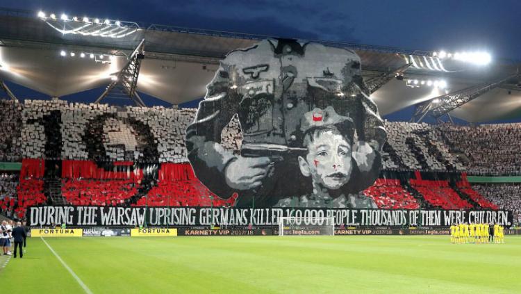 Banner Legia Warszawa yang dinilai UEFA terlalu politis. Copyright: PAP/BARTLOMIEJ ZBOROWSKI