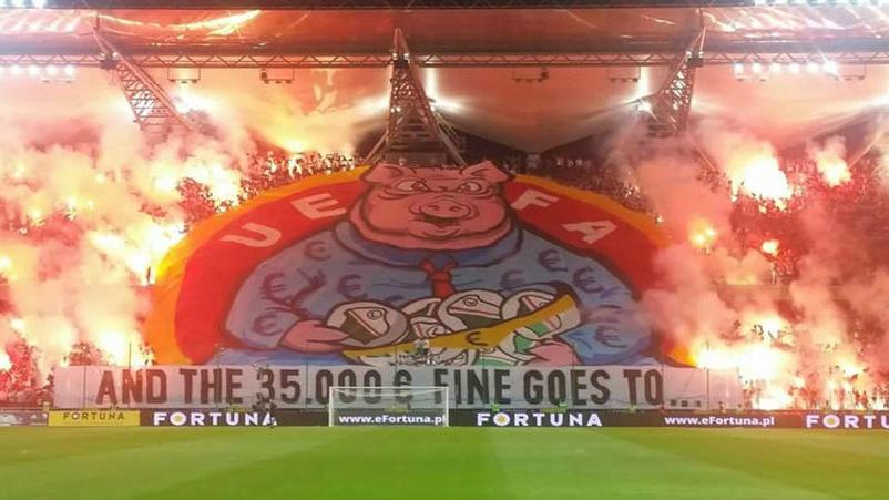 Banner%20balasan%20Legia%20Warszawa%20setelah%20mendapat%20denda.