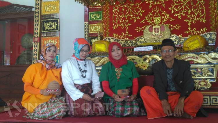 Ritual sebelum Gowes Pesona Nusantara di Palopo, Sulawesi Selatan. - INDOSPORT
