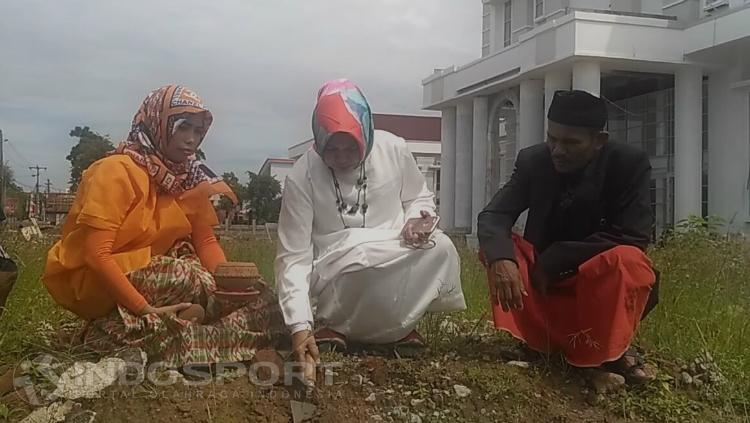 Ritual sebelum Gowes Pesona Nusantara di Palopo, Sulawesi Selatan. Copyright: Petrus Manus Da Yerrimon/INDOSPORT