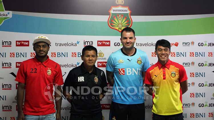 Simon McMenemy dan Hartono Ruslan saat menjalani konferensi pers jelang laga. Copyright: Zainal Hasan/Indosport