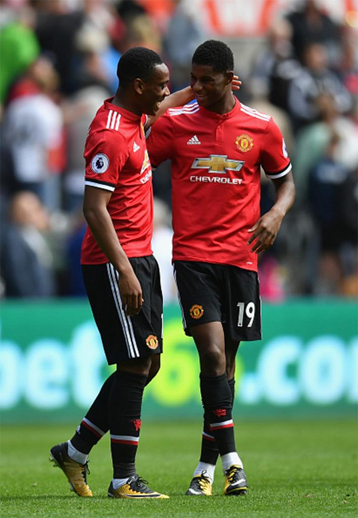 Pemain Manchester United, Anthony Martial (kiri) mendapat ucapan selamat dari rekan setimnya, Marcus Rashford. Copyright: Getty Images