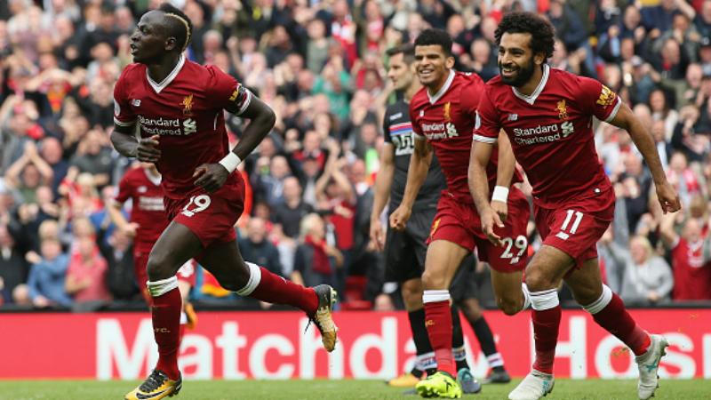 Sadio Mane merayakan golnya dengan berlari menuju ke sudut tribun. Copyright: INDOSPORT