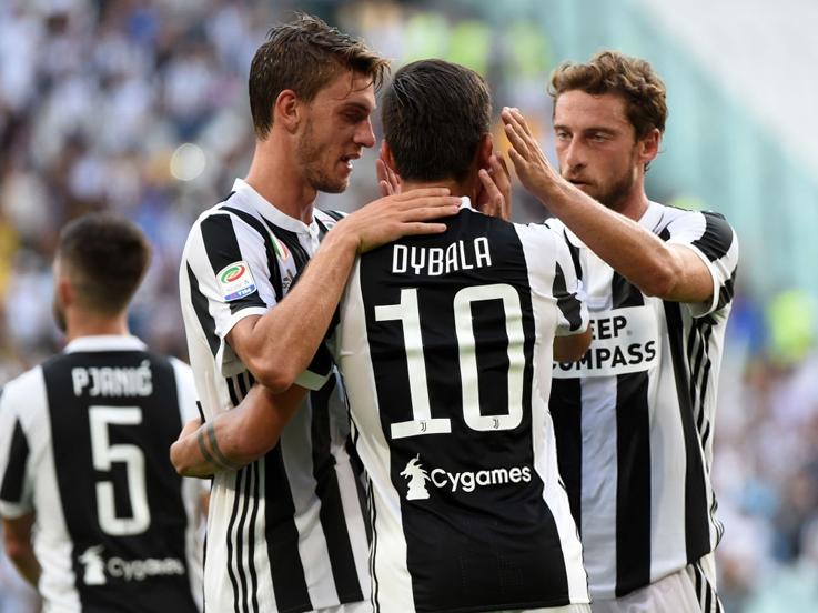 Dybala dan rekan-rekannya rayakan gol. Copyright: Getty Images